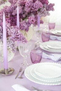 magnolias on silk tisch des monats mai fruehling flieder lila lavender lilac inspiration tischdekoration 41 hoch