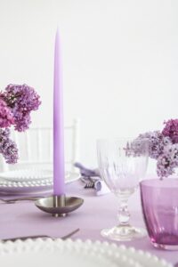 magnolias on silk tisch des monats mai fruehling flieder lila lavender lilac inspiration tischdekoration 43 hoch
