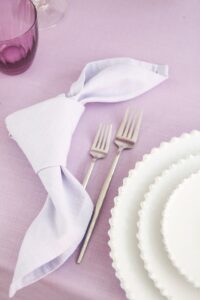 magnolias on silk tisch des monats mai fruehling flieder lila lavender lilac inspiration tischdekoration 47 hoch