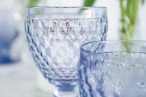 Close-up of the Villeroy & Boch Boston glasses in blue on an elegantly laid summer table.