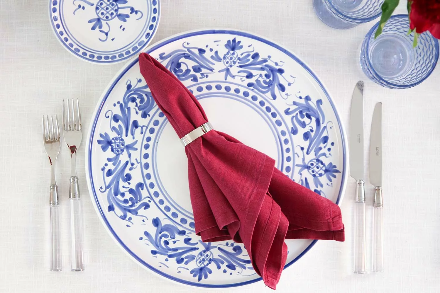 magnolias-on-silk-table-of-the-month-mai-peony-red-blue-table-inspiration-6 Festive table setting with red peonies, Adelasia Blu ceramic plates and blue Villeroy & Boch glasses.
