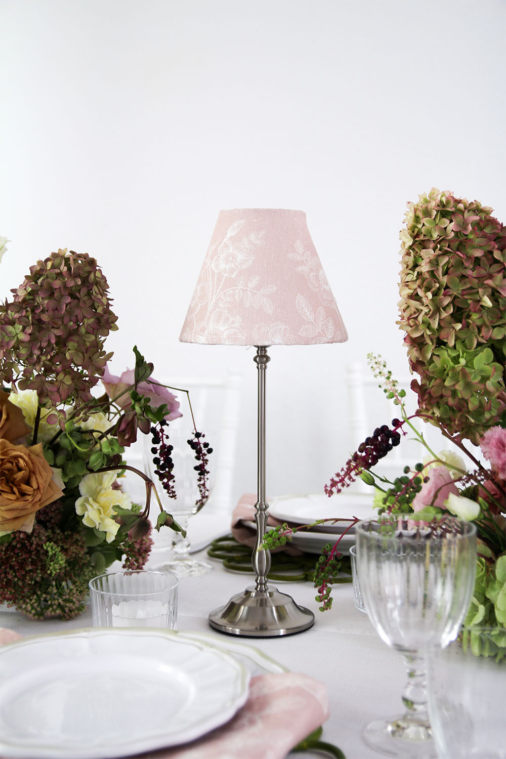 Delicately patterned French Countyside Nude Reverse table lamp between floral autumn arrangements on an elegantly laid event table