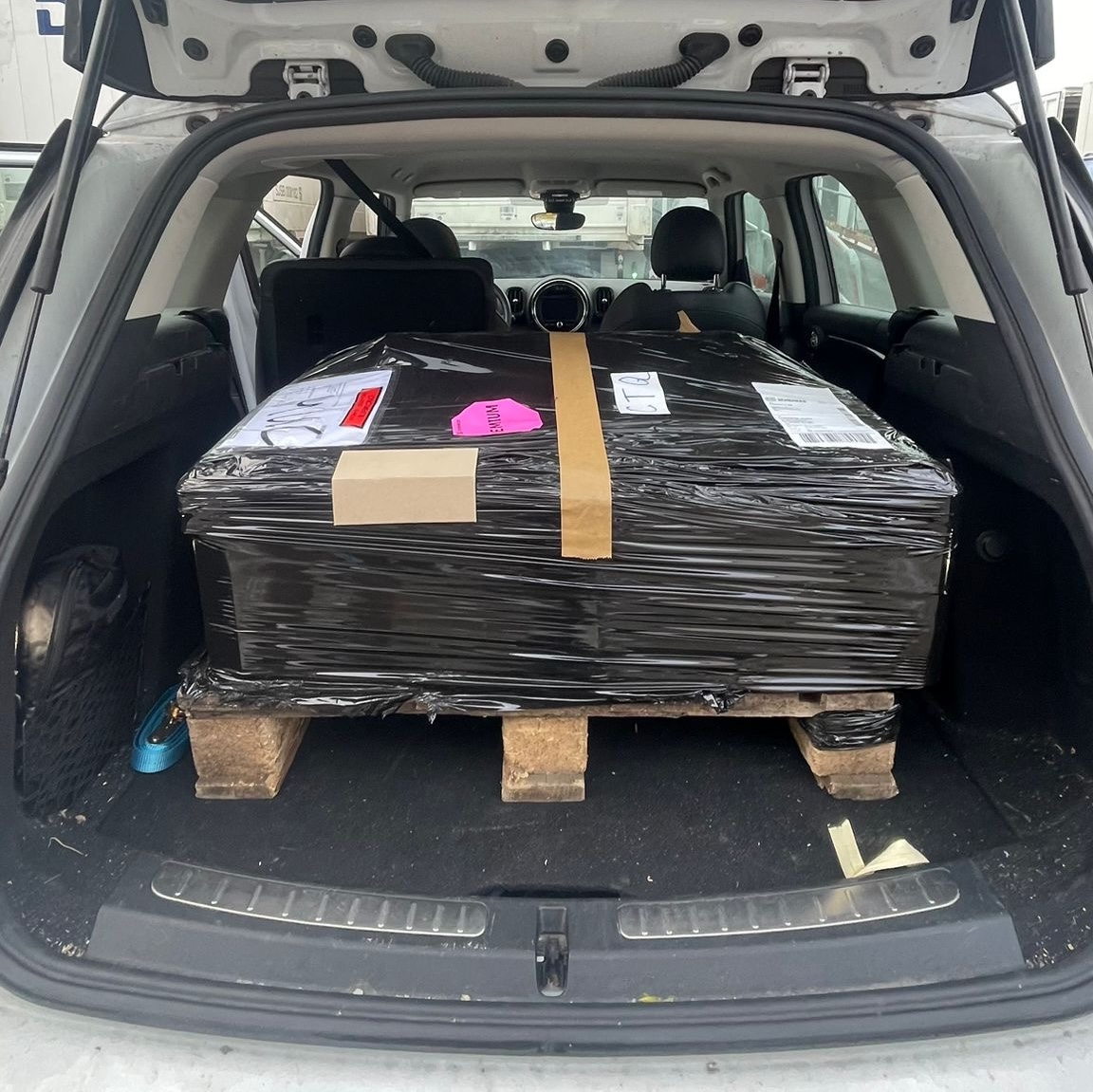 120 Kilogramm Besteck im Kofferraum – Notfall-Logistik für Silvester in Brixen, Südtirol. Magnolias on Silk Eventdesign 1.250 Kilometer Verantwortung.