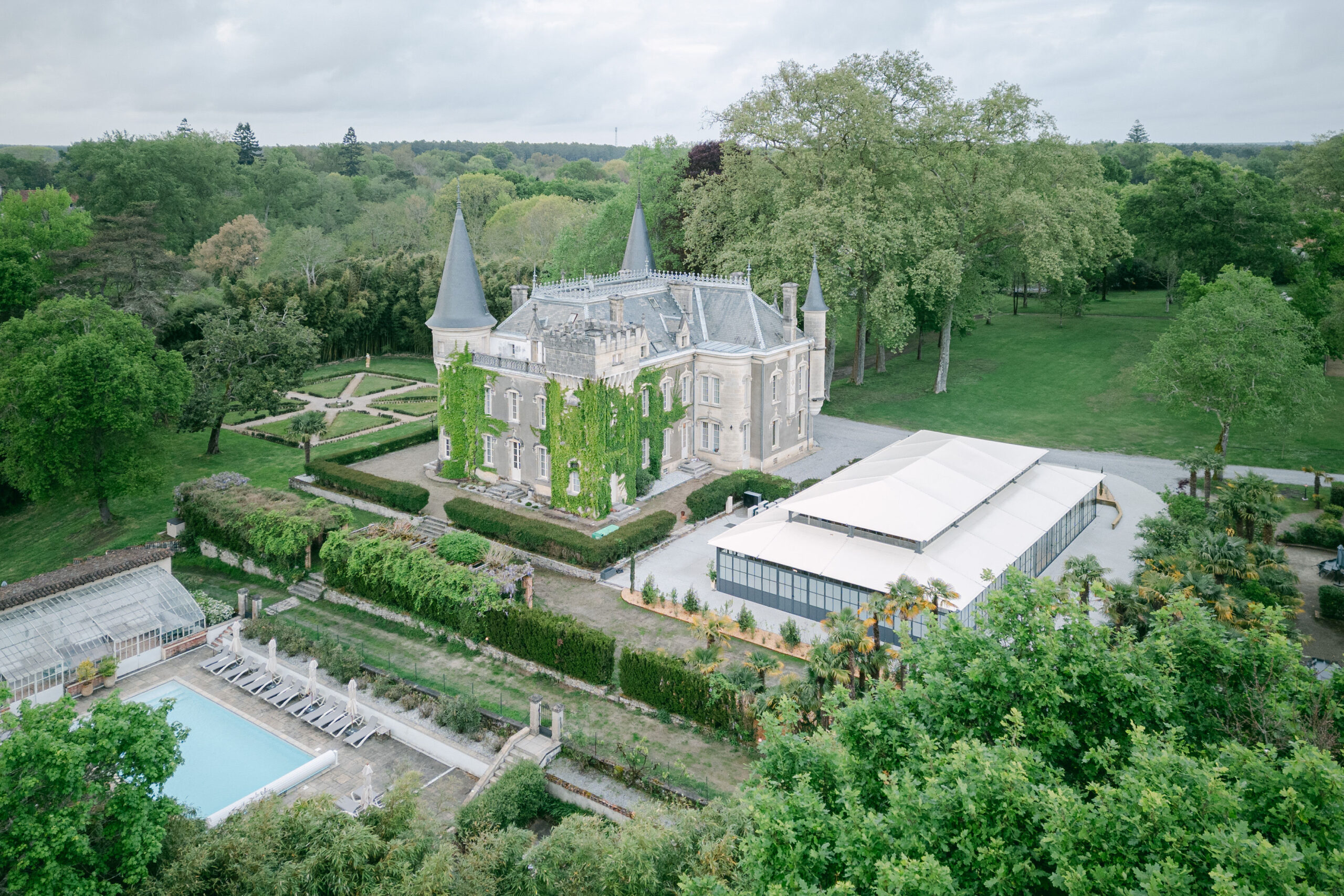 Luftaufnahme Château Belle Epoque mit Orangerie und Parkanlage – Destination Wedding Location Frankreich, Tischdekoration Magnolias on Silk