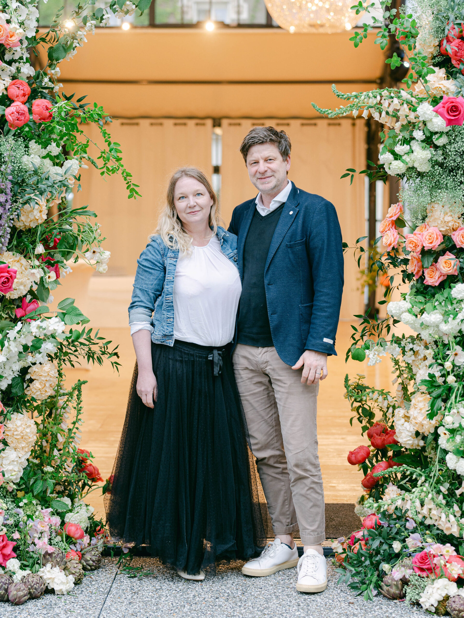Irka und Marcell von Magnolias on Silk vor einem Blumenbogen bei der Eröffnung der Orangerie im Château Belle Epoque, Frankreich – Destination Wedding Tischdekoration