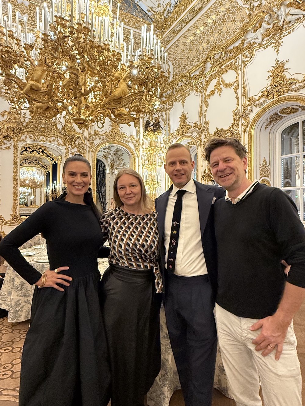 Eli Cardich, Irka Hüttner, Holger Liebrecht und Marcell Hüttner im goldverzierten Barocksaal des Palais Liechtenstein Wien – A Very Beloved Wedding Collaboration