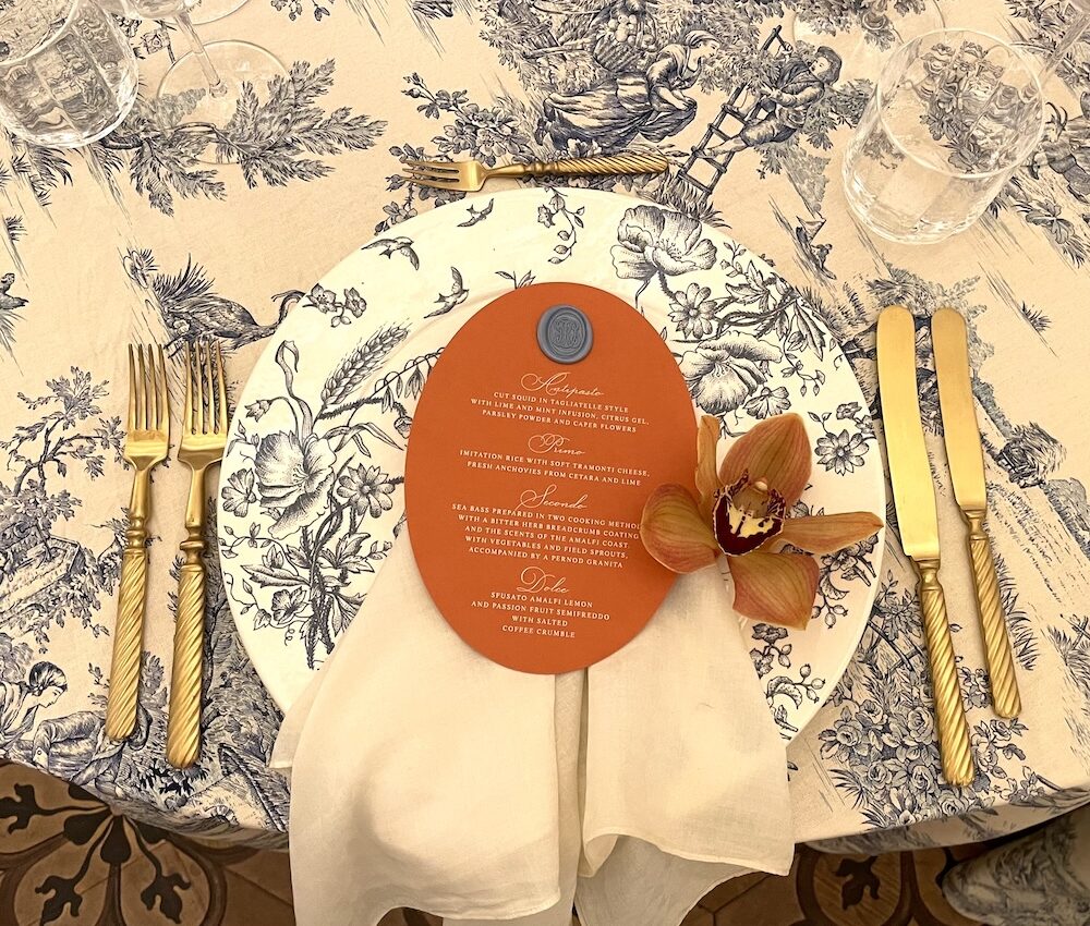 Elegantes Tischgedeck im Palais Liechtenstein Wien mit goldenem Sobor Besteck – Magnolias on Silk Premium Tischdekoration