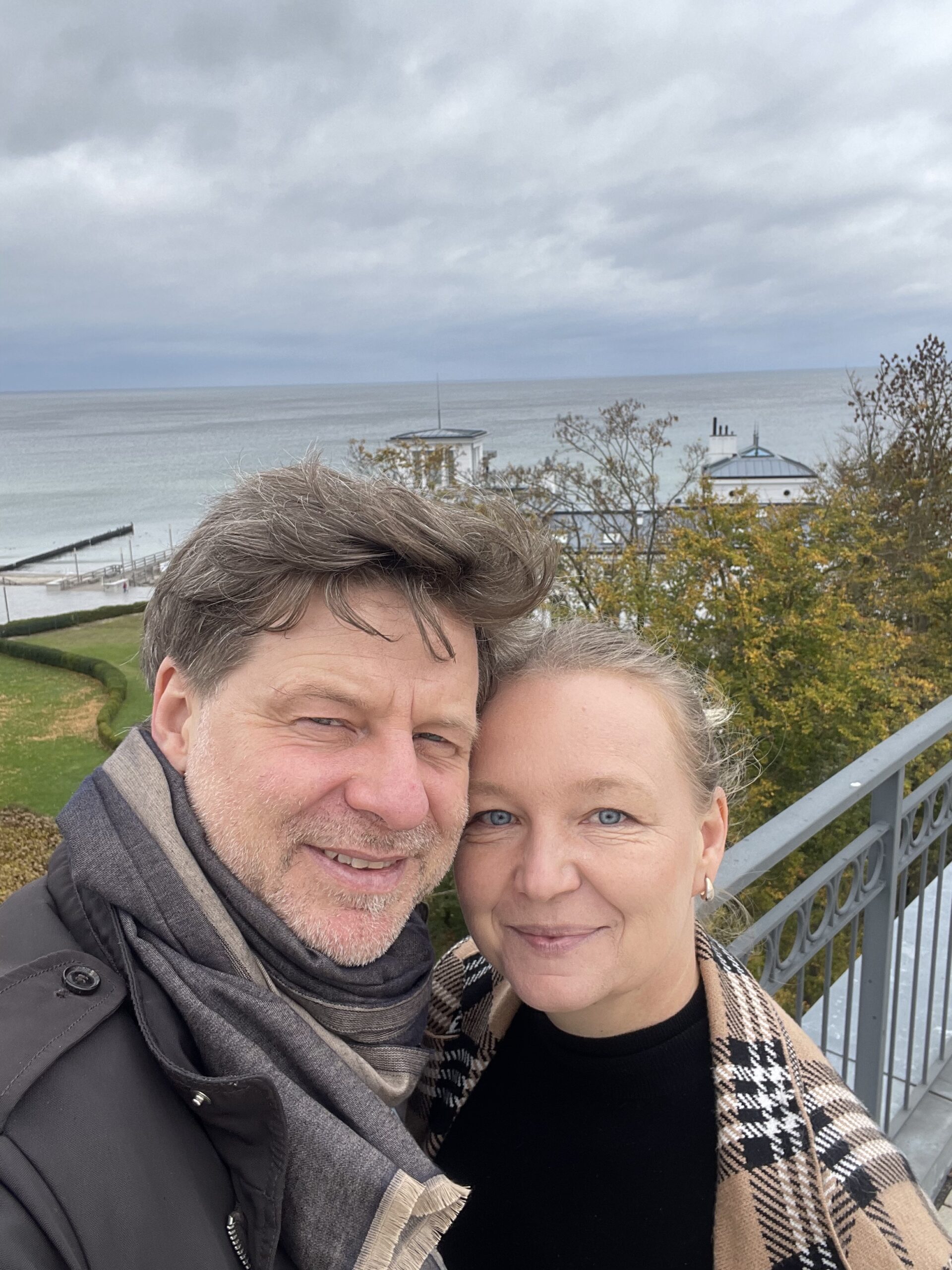 Marcell und Irka von Magnolias on Silk vor dem Grandhotel Heiligendamm – Partnerschaft im Premium-Eventdesign