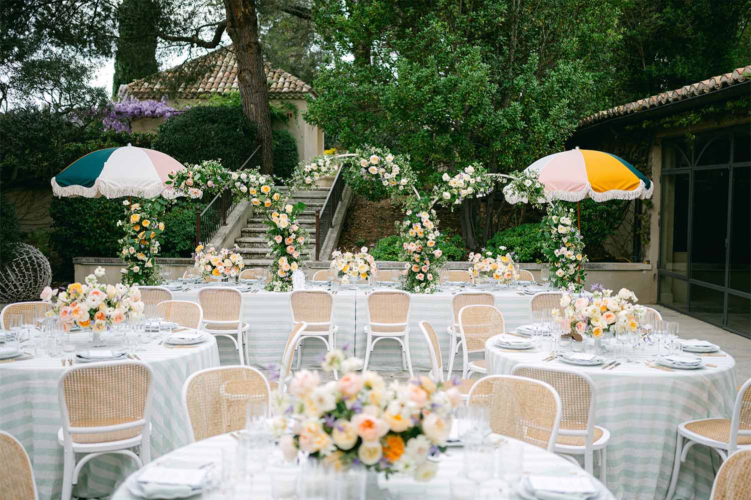Collection 2026: Reve du Rivage: A collection with flower arches, round tables and pastel-coloured arrangements.