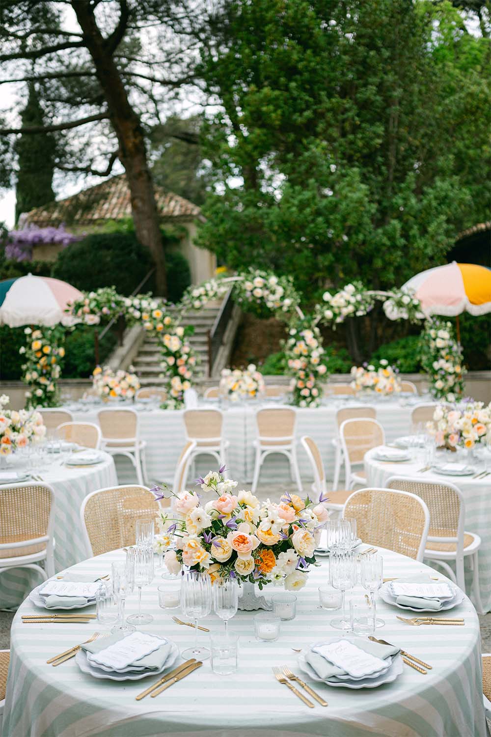 Round tables with floral arches - Reve du Rivage