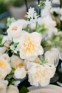 Close-up of cream-coloured roses from the floral arrangement of the La Mer du Soir collection.