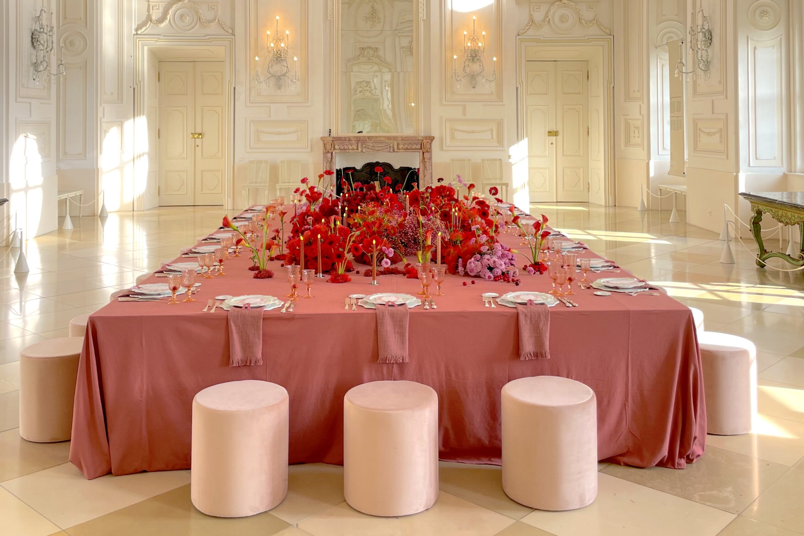Luxuriöses Tablescape in Rosa und Rot mit kunstvoller Blumendekoration, eingedeckt im Barocksaal von Schloss Hof mit White Glove Service von Magnolias on Silk.